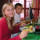 1/2 H�hnchen ganz f�r sich? Dima und Masha freuten sich ...