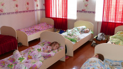 Kinder im Waisenhaus in Ulukowje beim Mittagsschlaf.